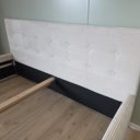 Detail hoofdbord gestoffeerd bed