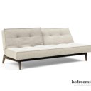 Gebroken wit bedbank met donkere houten poten