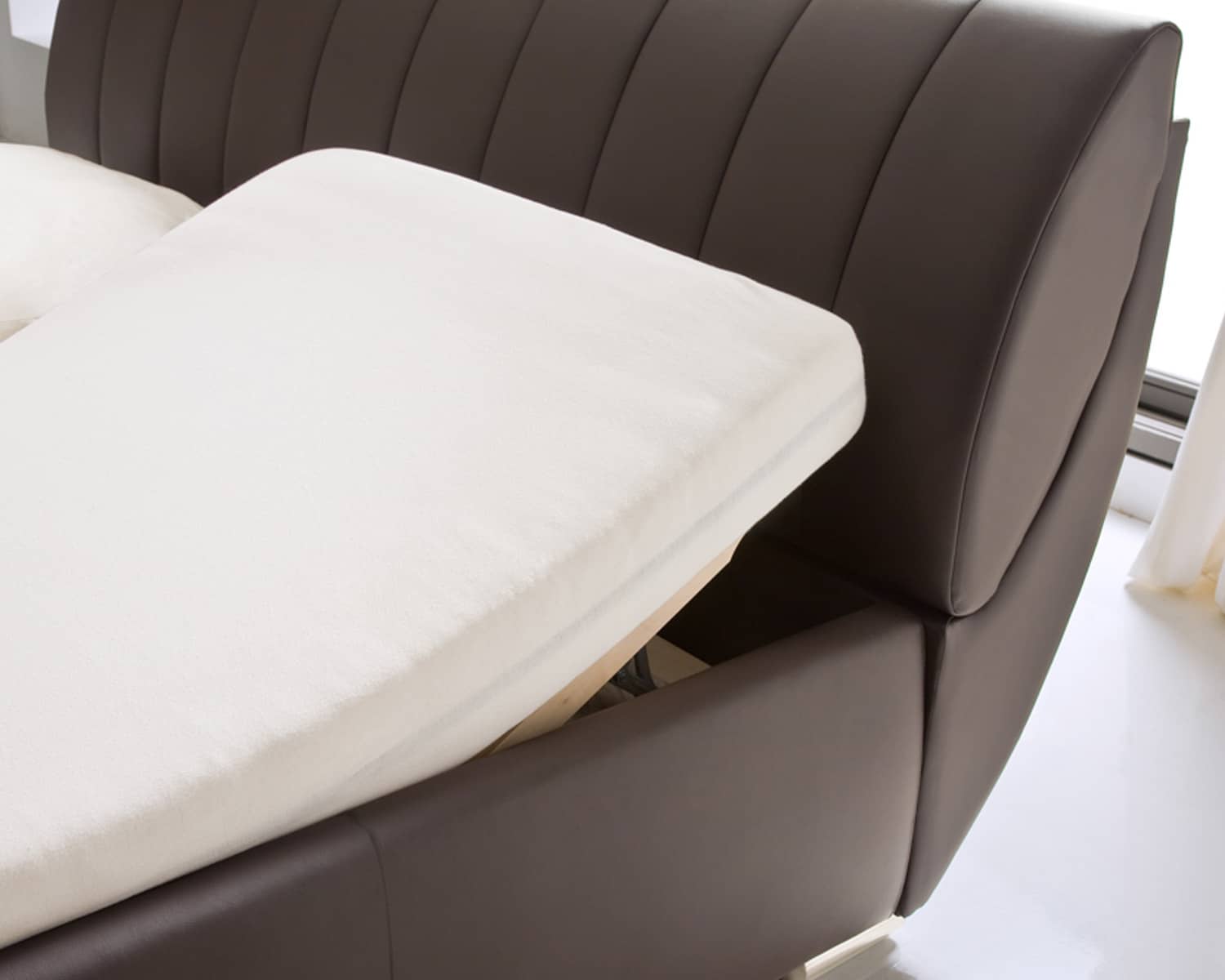 Bruin bed met verstelbare bodems