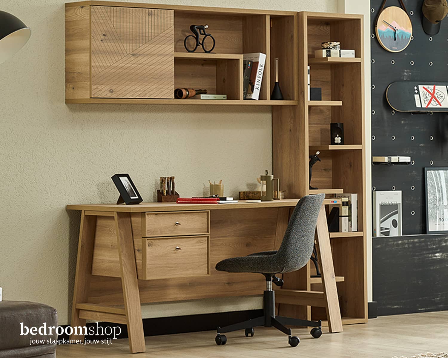 Complete opstelling (let op kleur bureaustoel is beige-grijs, zie andere foto)