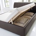 Bruin bed met lattenbodems