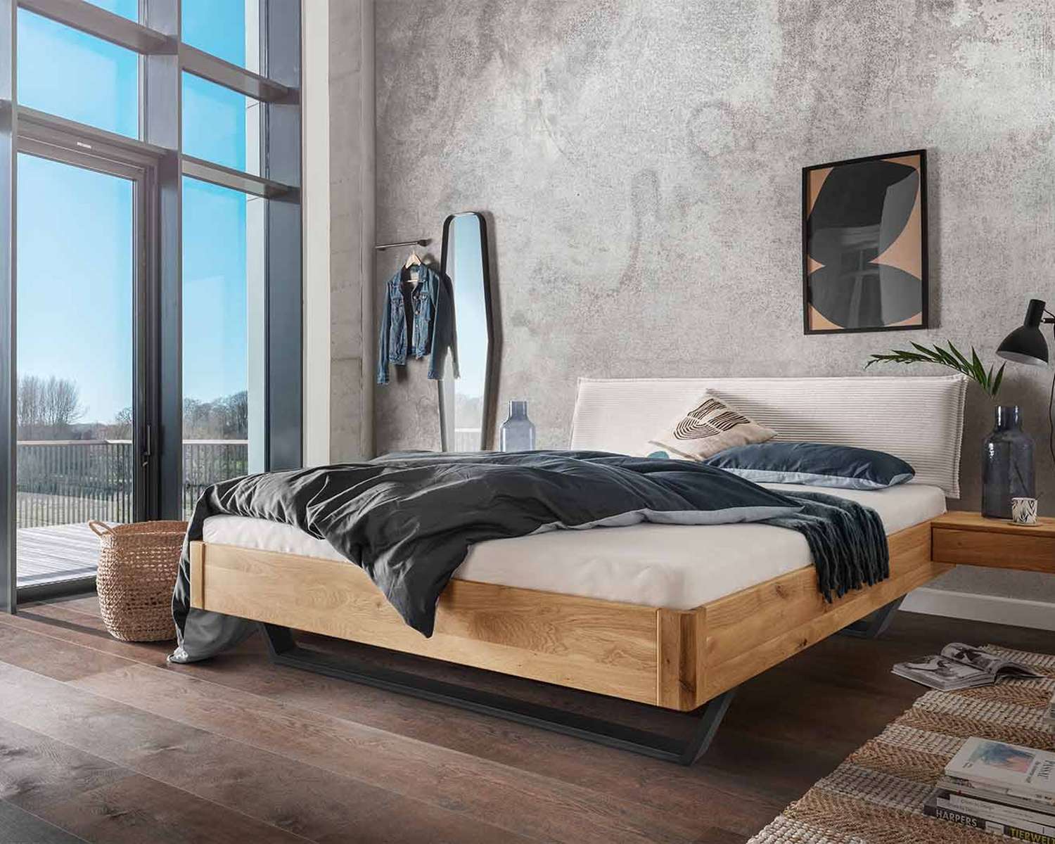 Massief houten bed tweepersoons met beige stof hoofdbord