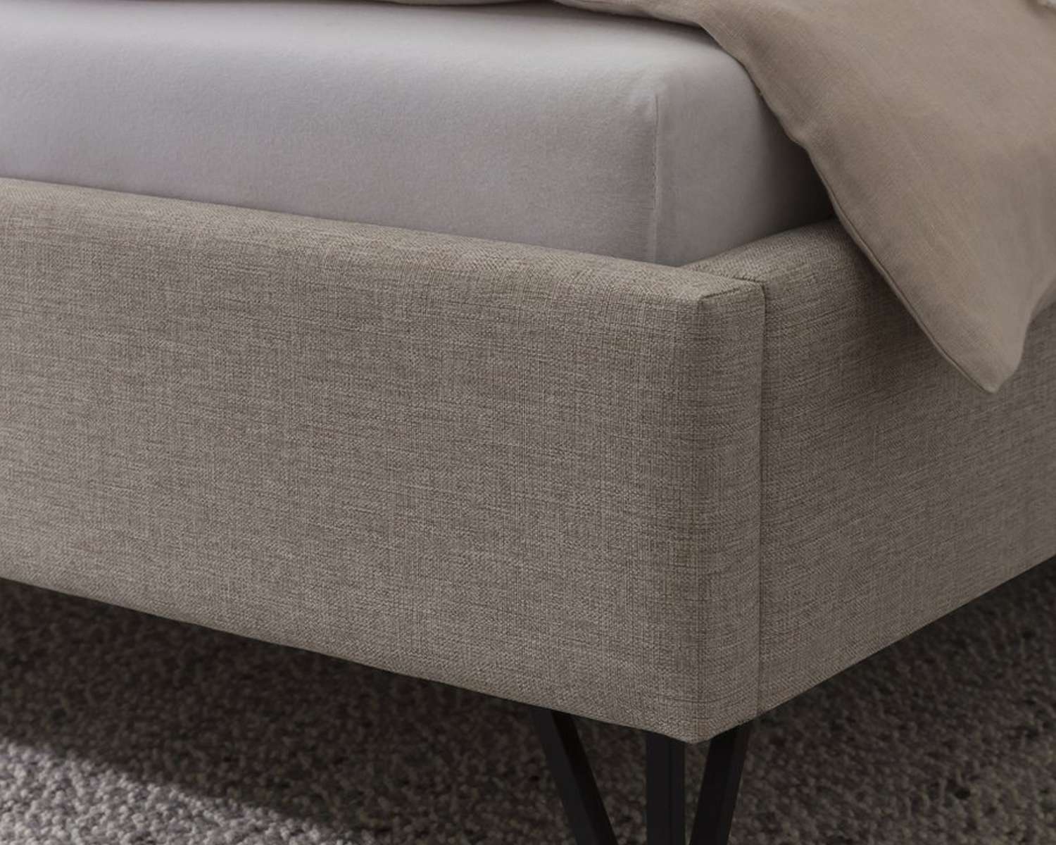 Detail poot van gestoffeerd bed Detail poot van gestoffeerd bed