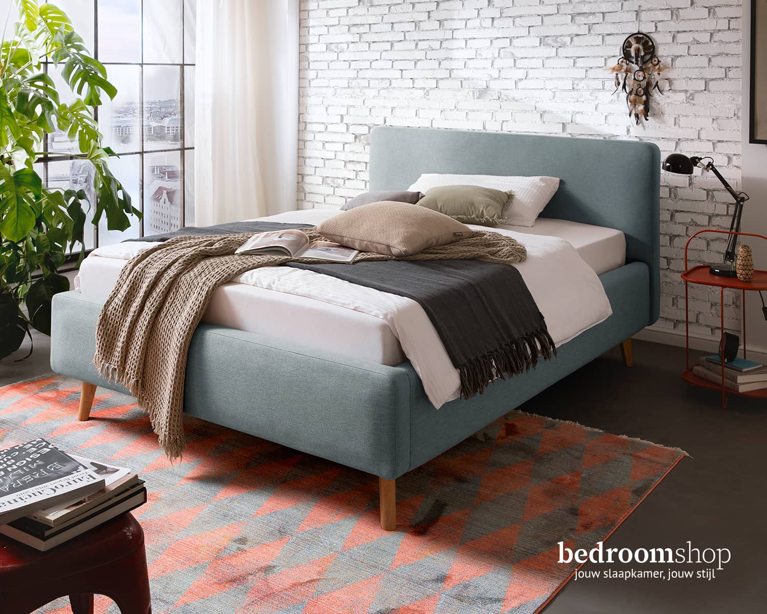 IJsblauw glad tweepersoonsbed 160x200 IJsblauw glad tweepersoonsbed 160x200