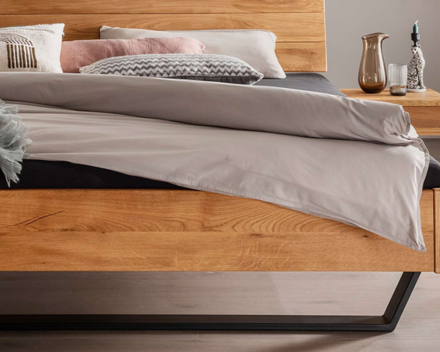 Massief houten bed Tucson voeteneinde detail