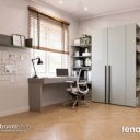 Smal bureau met kasten en wandplank