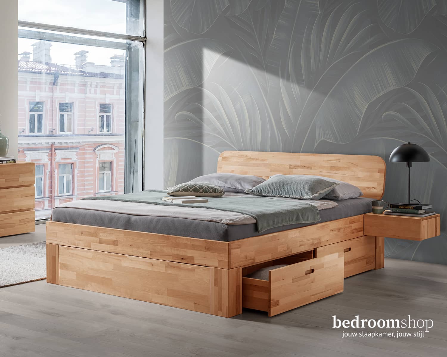 Massief houten tweepersoonsbed met rond hoofdbord Massief houten tweepersoonsbed met rond hoofdbord