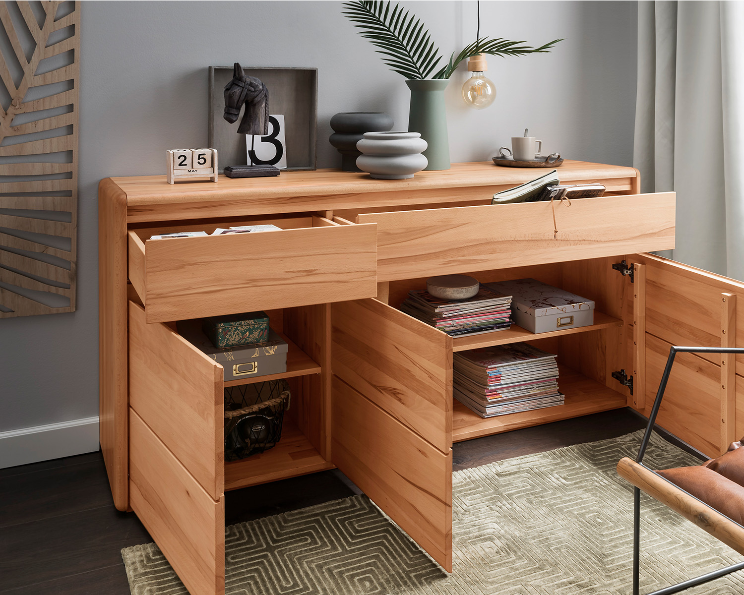 Beuken dressoir met 2 laden en 3 deuren Beuken dressoir met 2 laden en 3 deuren