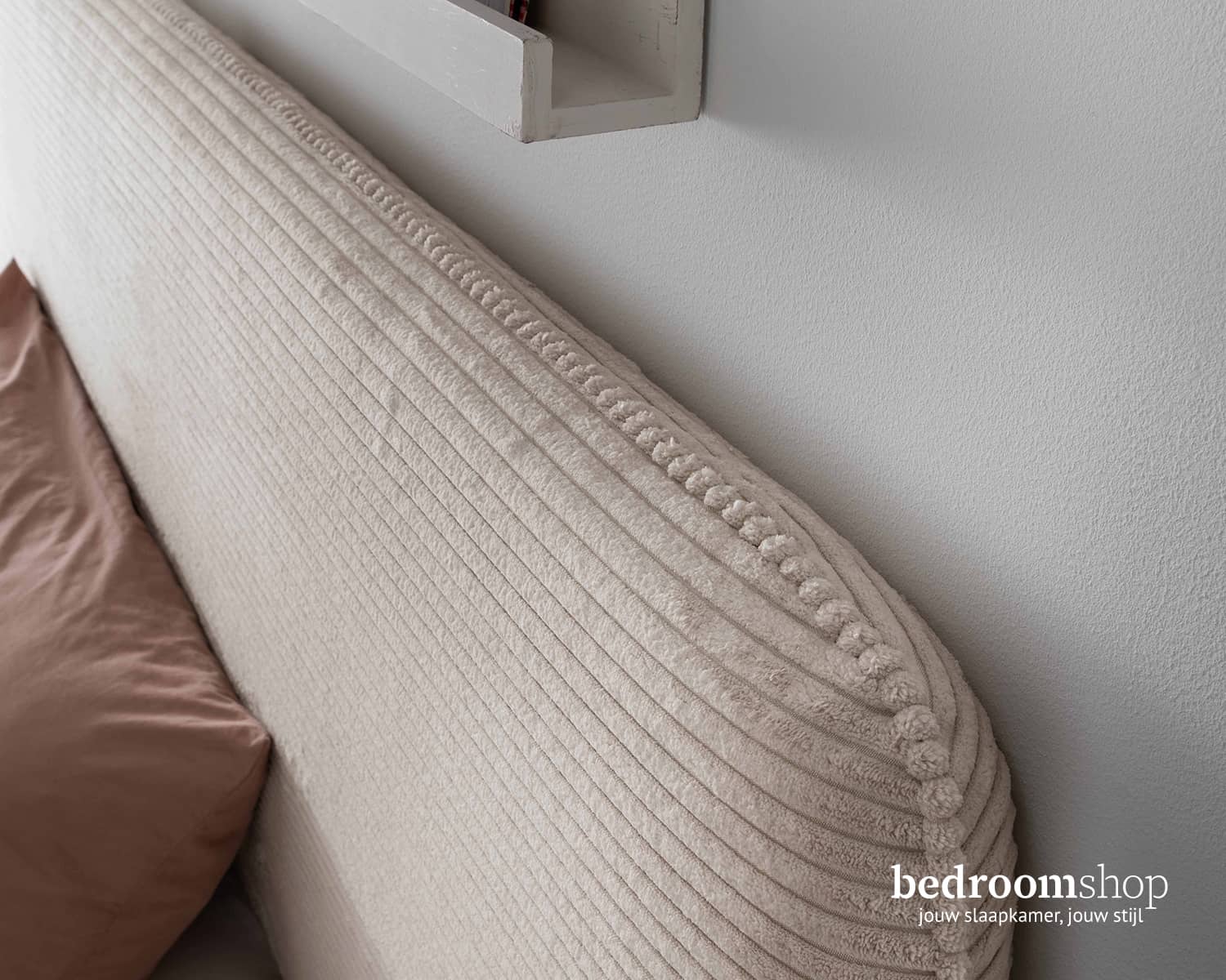 Gestoffeerd bed begie hoofdbord