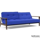 Blauwe bedbank met donkere leuningen