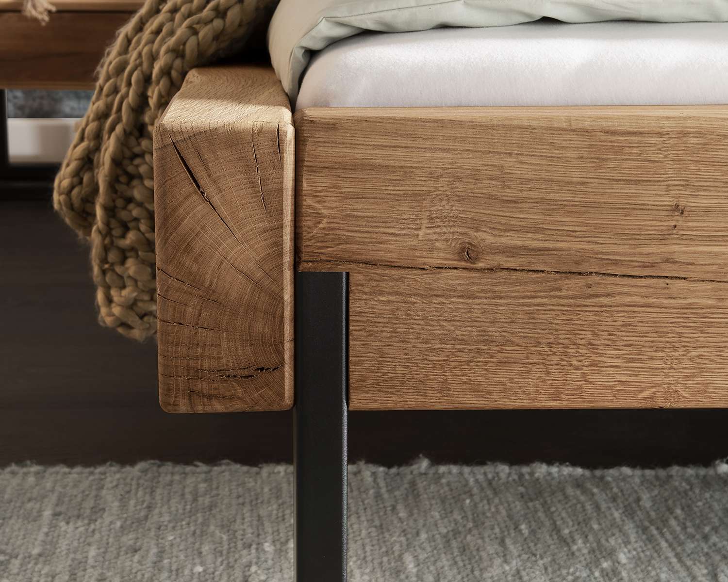 Detail eiken hout met metalen beugel