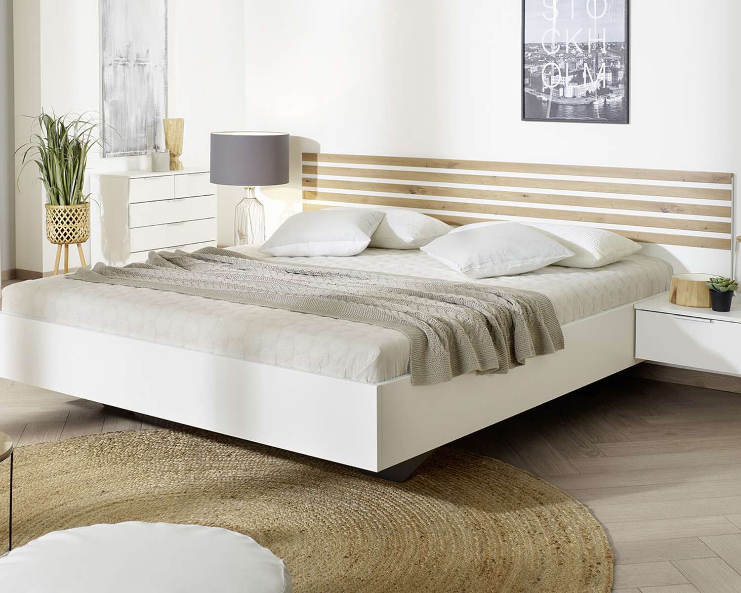 Ledikant 160x200 of 180x200 met hangende nachtkastjes en lamellen in het hoofdbord