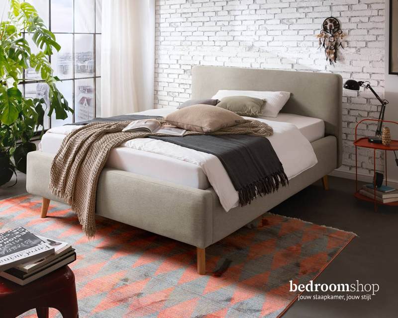 Taupe stoffen bed