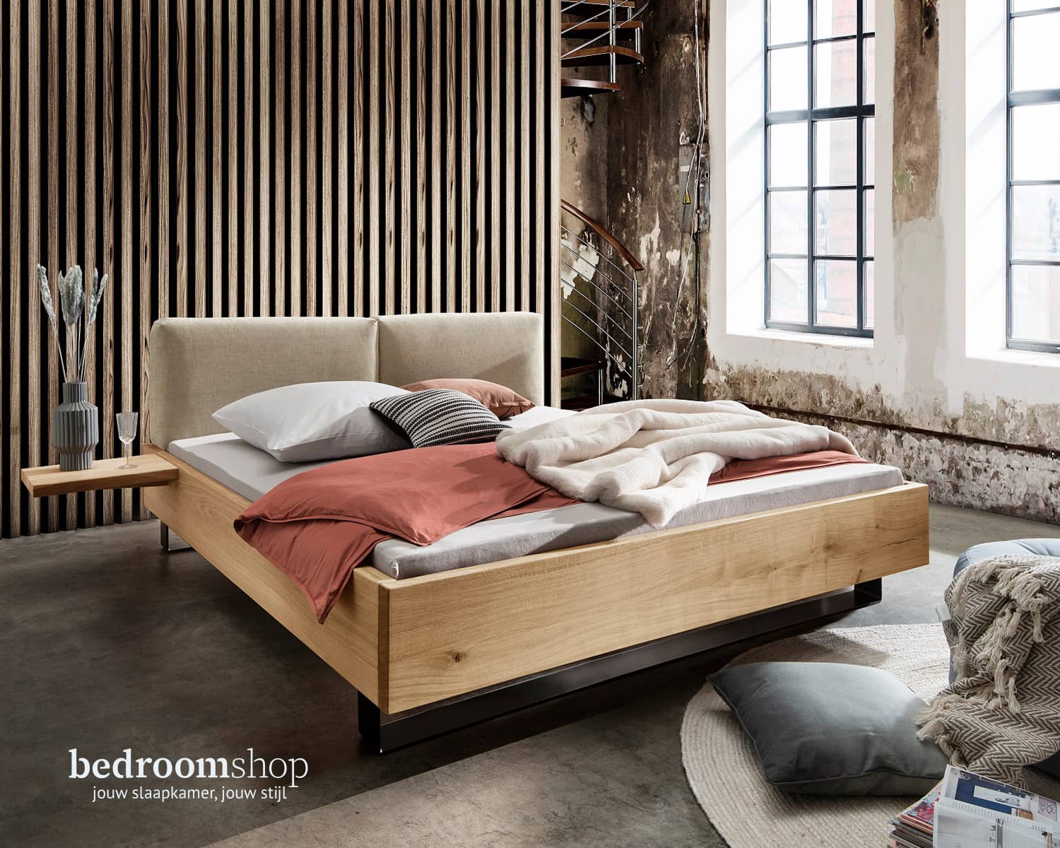 Tweepersoonsbed met zachte hoofdkussens