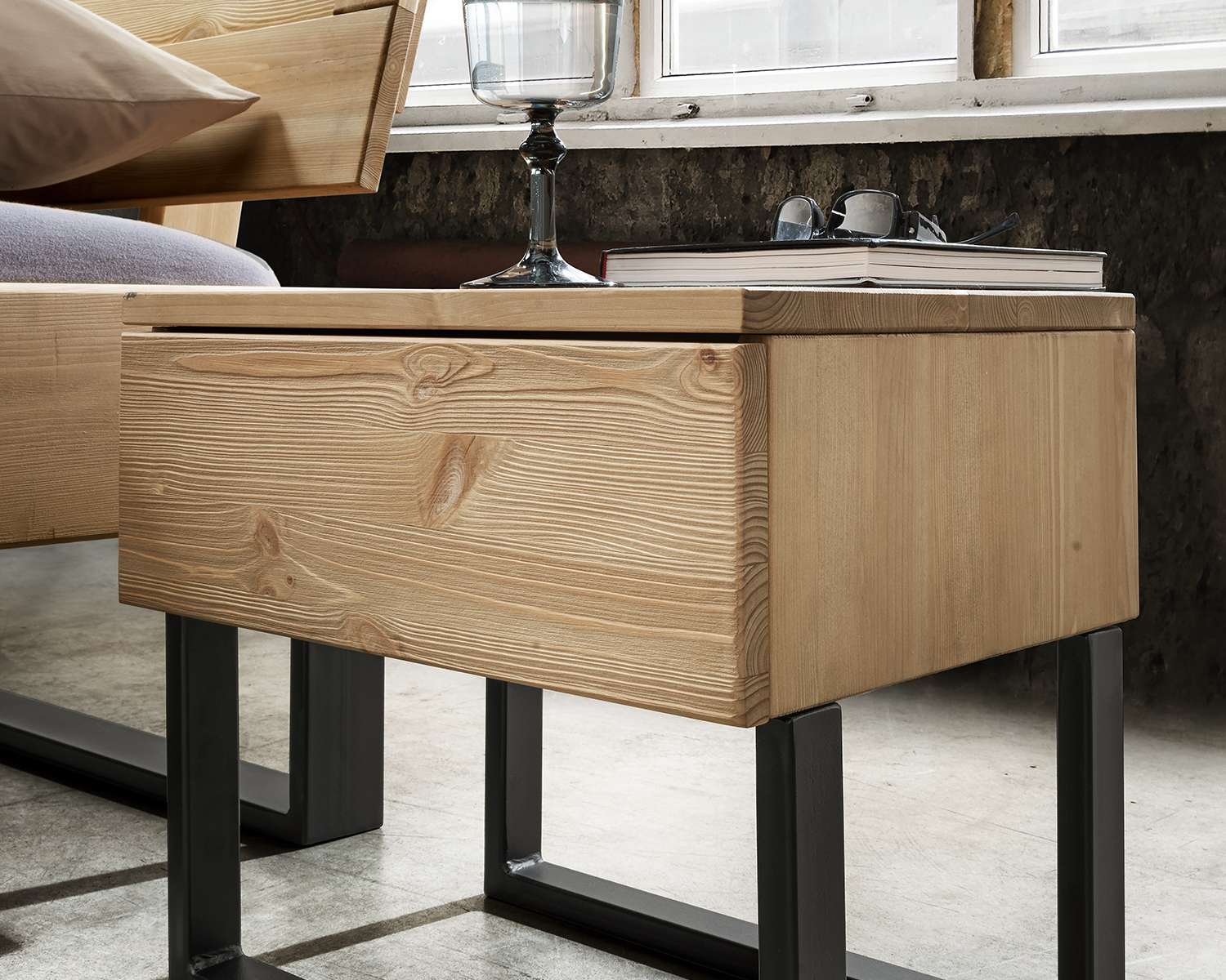 Staand grenen houten nachtkastje