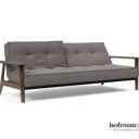 Grijze bedbank met massief houten armleuningen