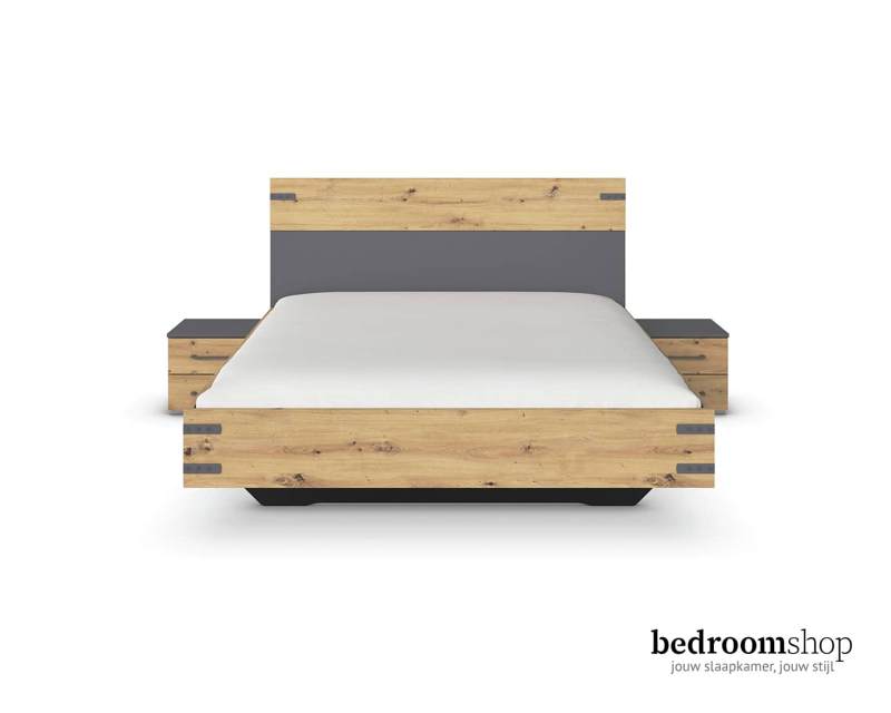 Bed voor tweepersonen met een industriële uitstraling