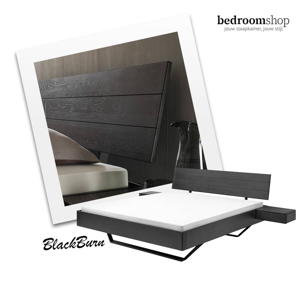 Zwart houten bed