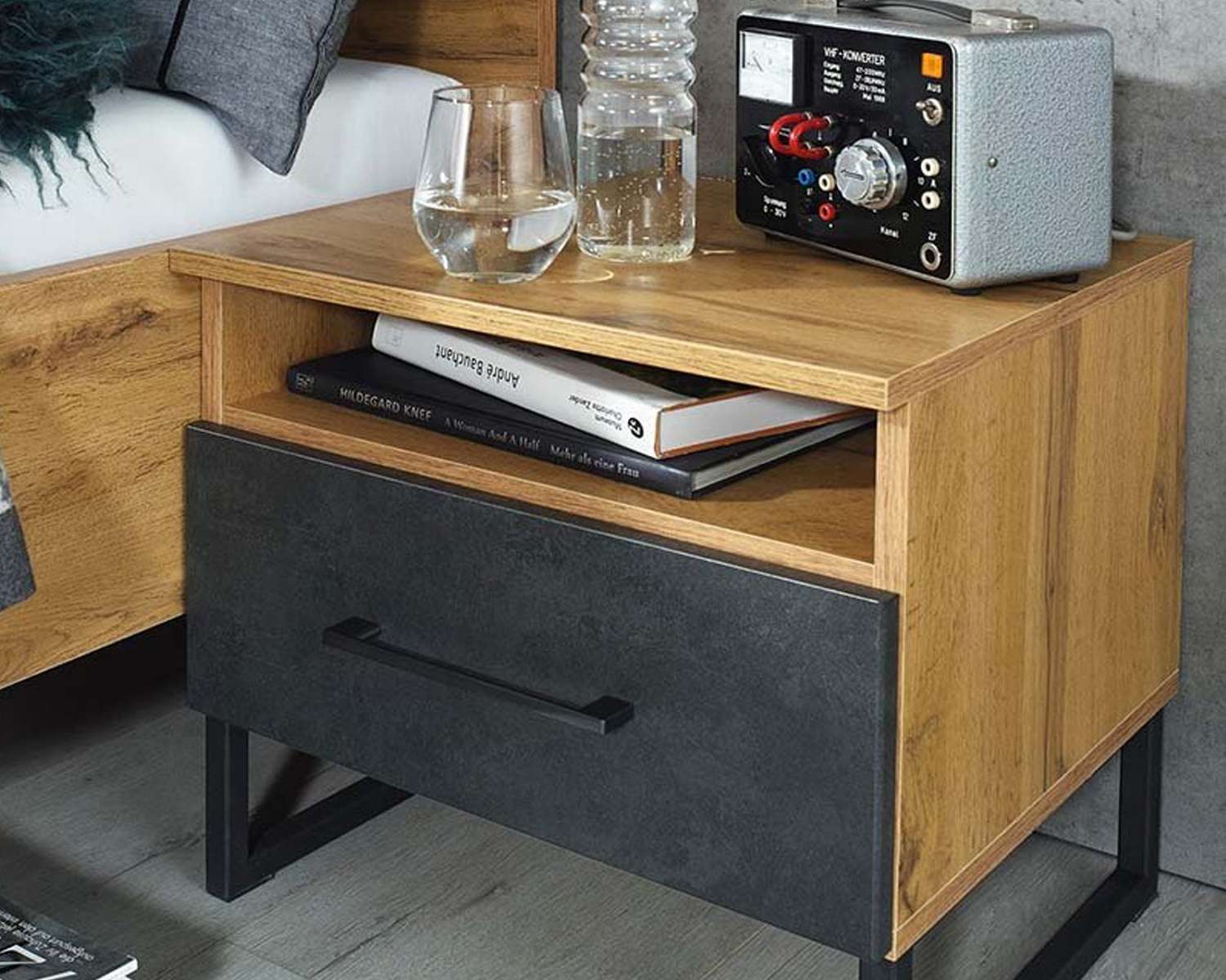 Industrieel nachtkastje