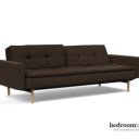 Bruine slaapbank met ronde lichte poot