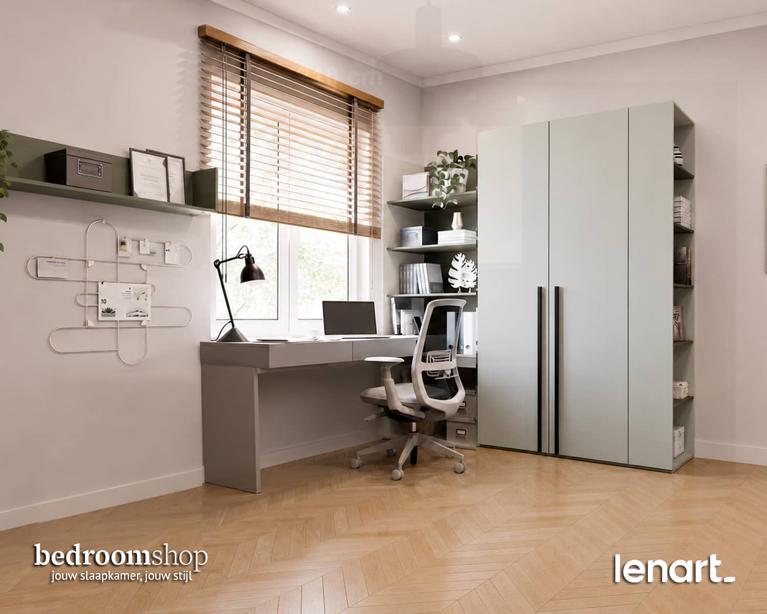 Smal bureau met kasten en wandplank