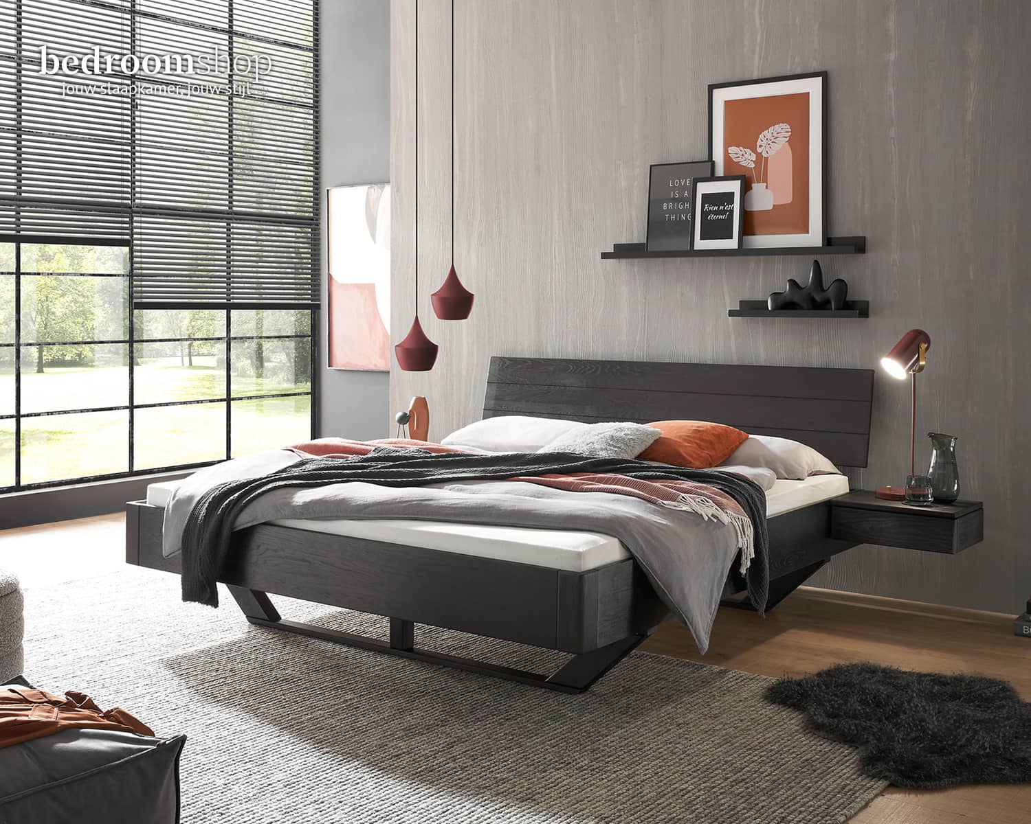 Zwart bed 200x200 houten poten