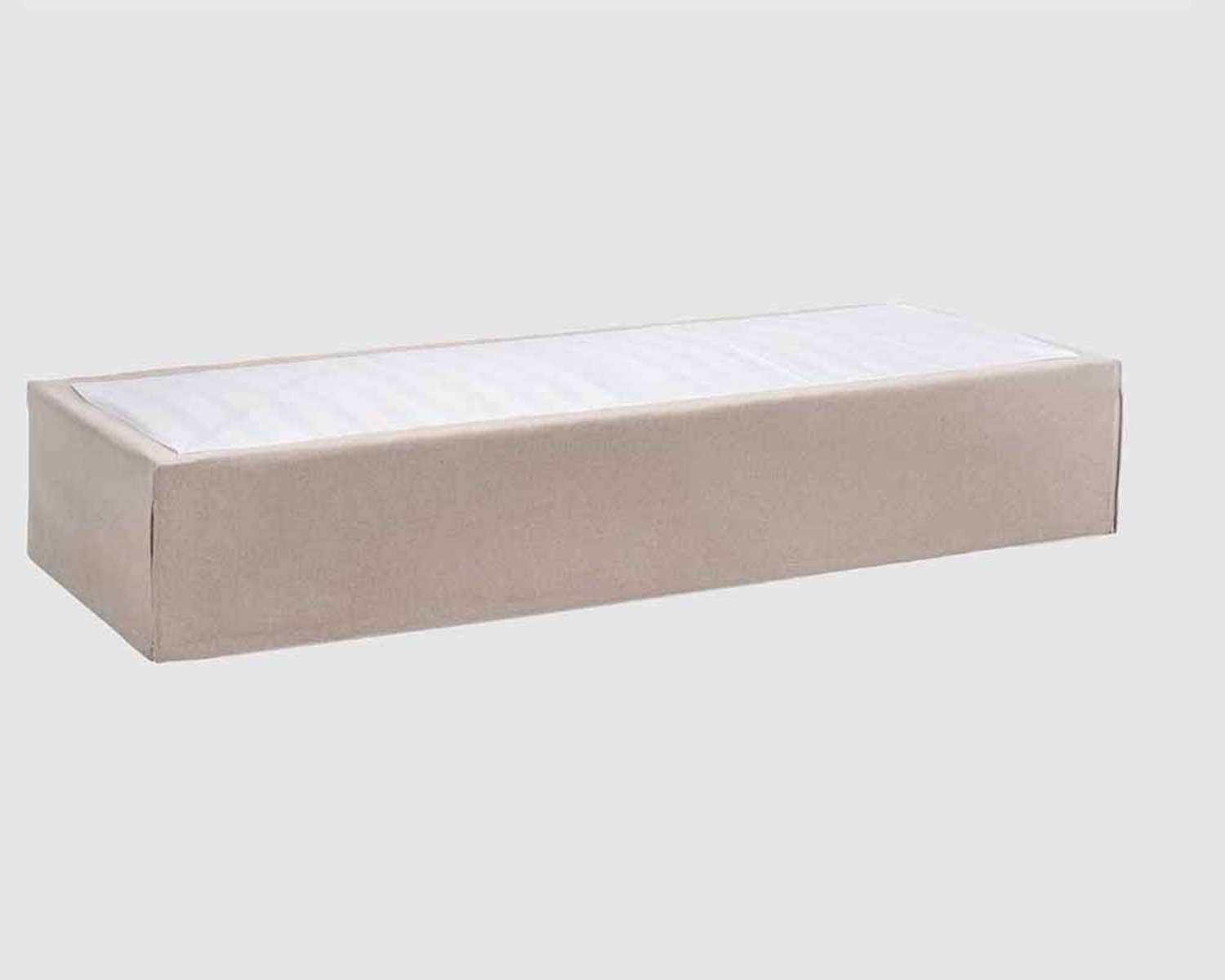 Luxe logeerbed met een boxspring uitstraling met beige kleur hoes