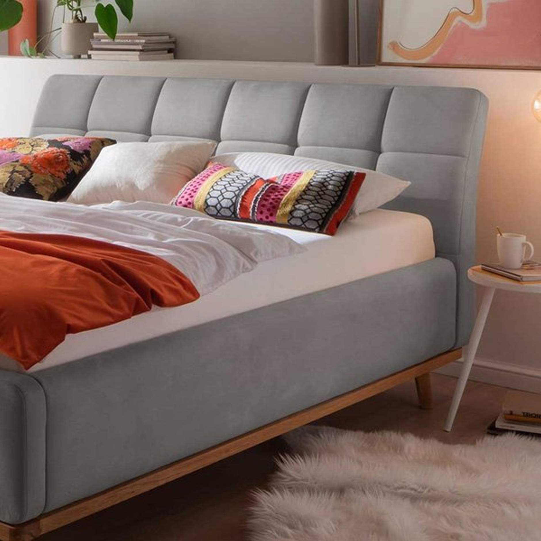 Grijs stoffen bed