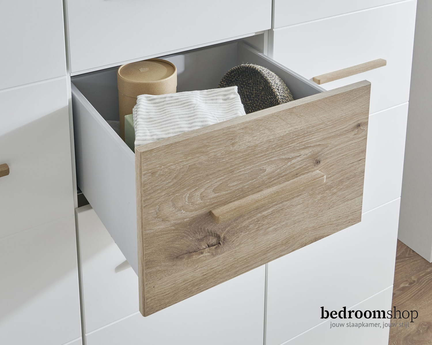 Babykamer kledingkast ingezoomd