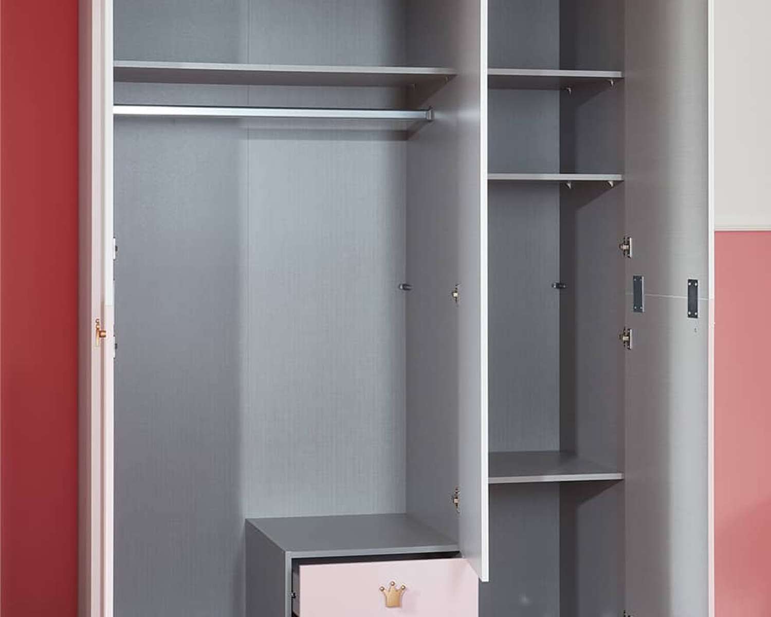 Kledingkast roze babykamer