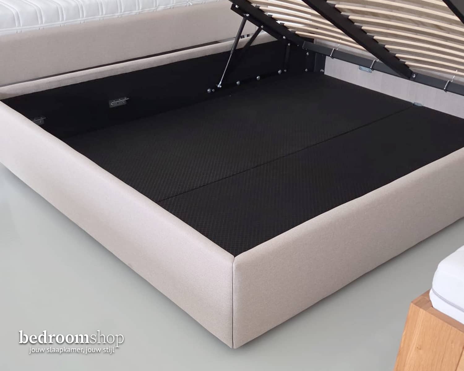 Bed met opslag