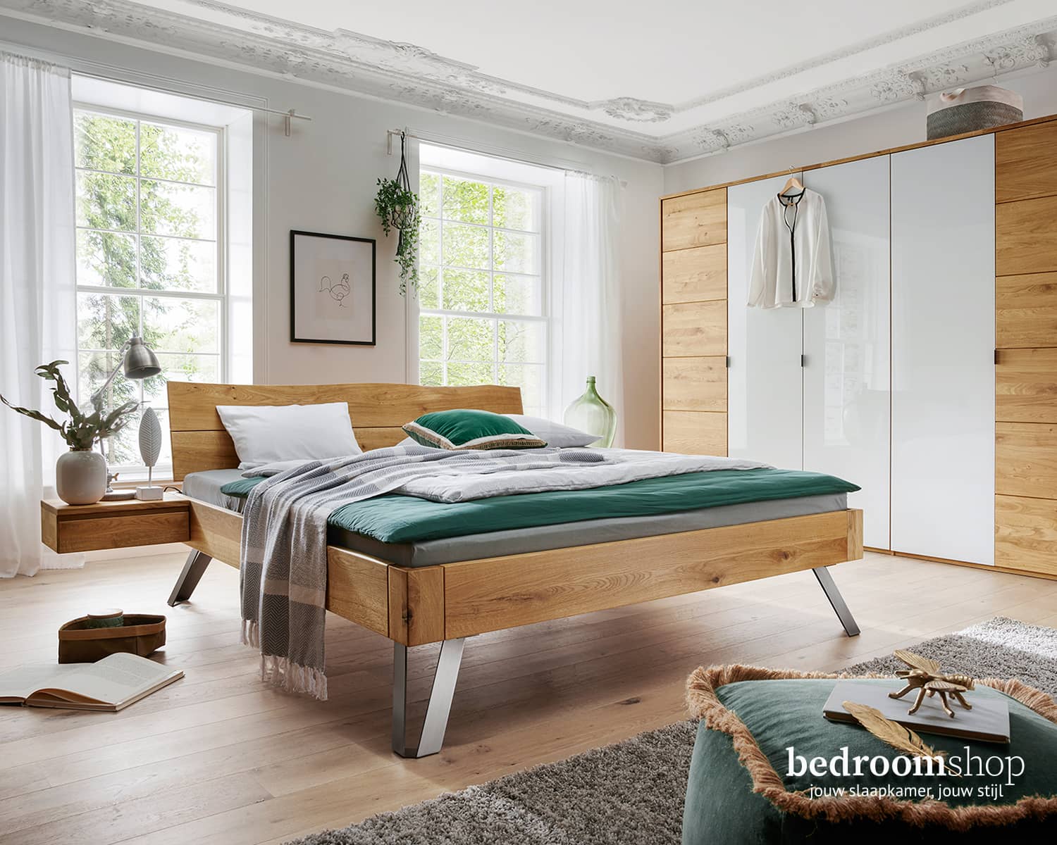 Tweepersoonsbed massief wild eiken en metalen poot