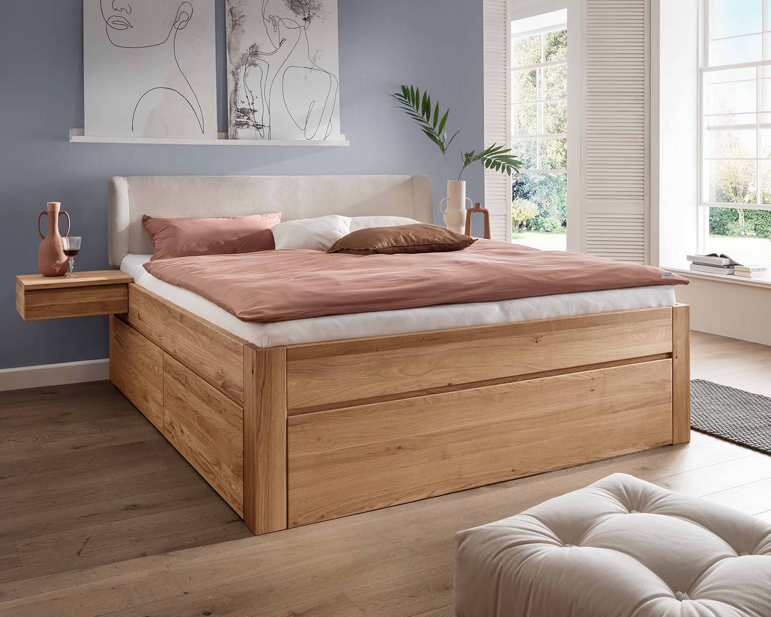 Houten bed met houten panelen en laden Houten bed met houten panelen en laden