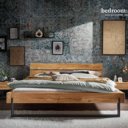 Wild eiken balkenbed met houten hoofdbord