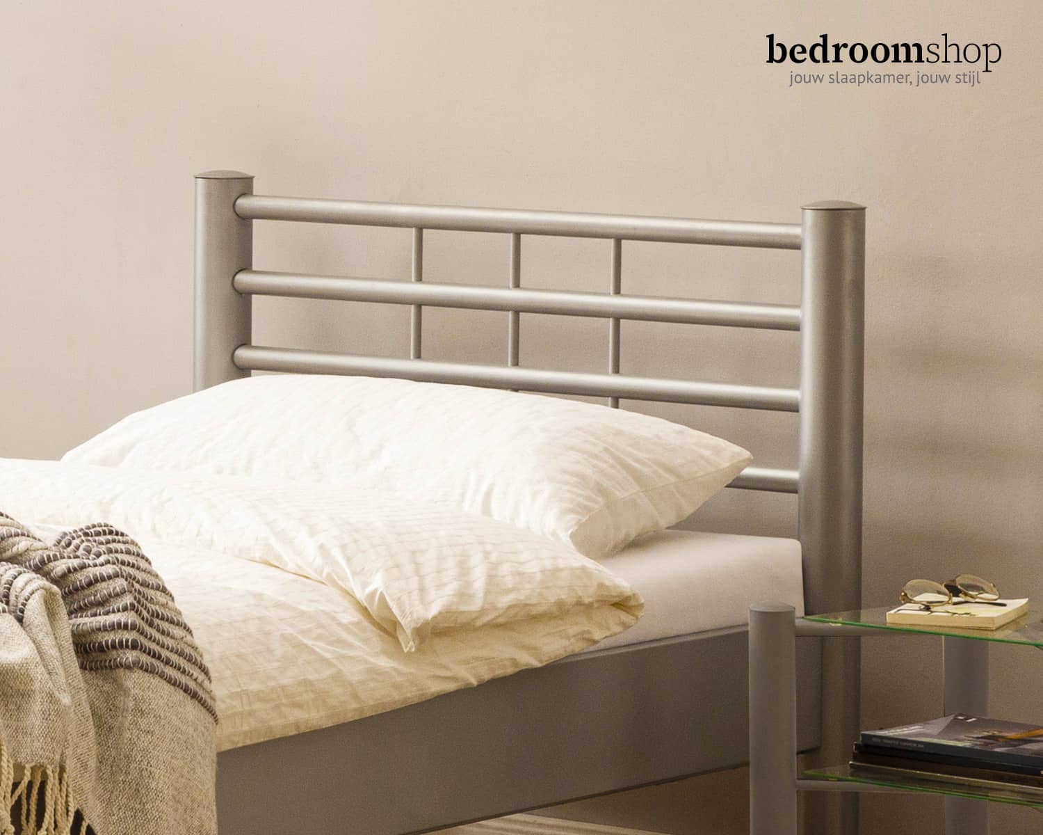 Zilveren structuur eenpersoonsbed hoofdbord Zilveren structuur eenpersoonsbed hoofdbord
