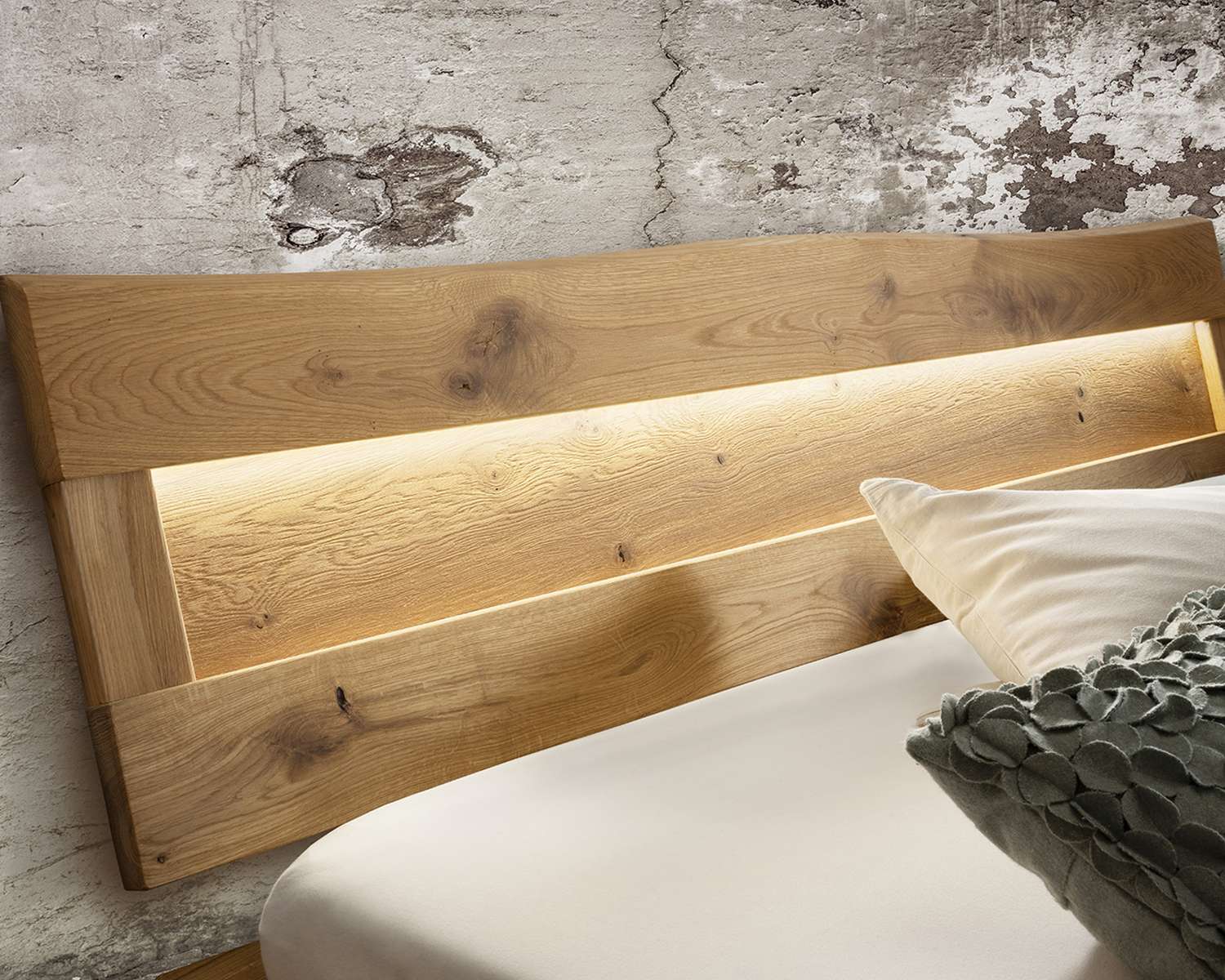 Detail massief eiken houten hoofdbord met verlichting