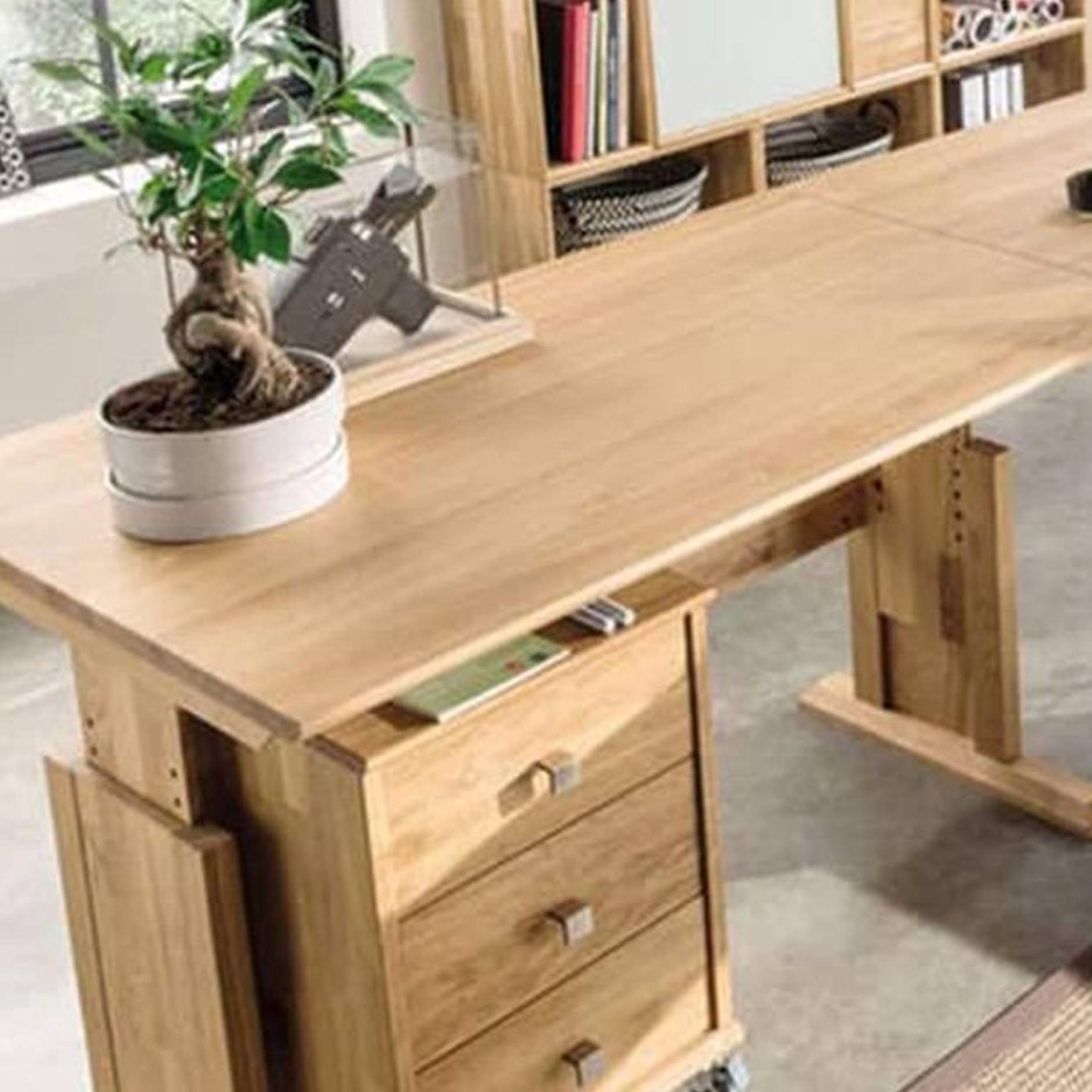 Eiken bureau met lades