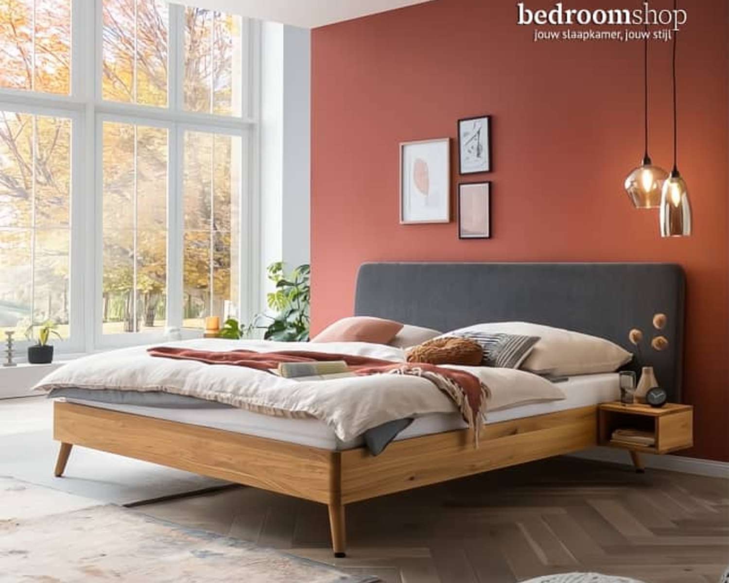 Houten bed met stoffen hoofdbord Houten bed met stoffen hoofdbord