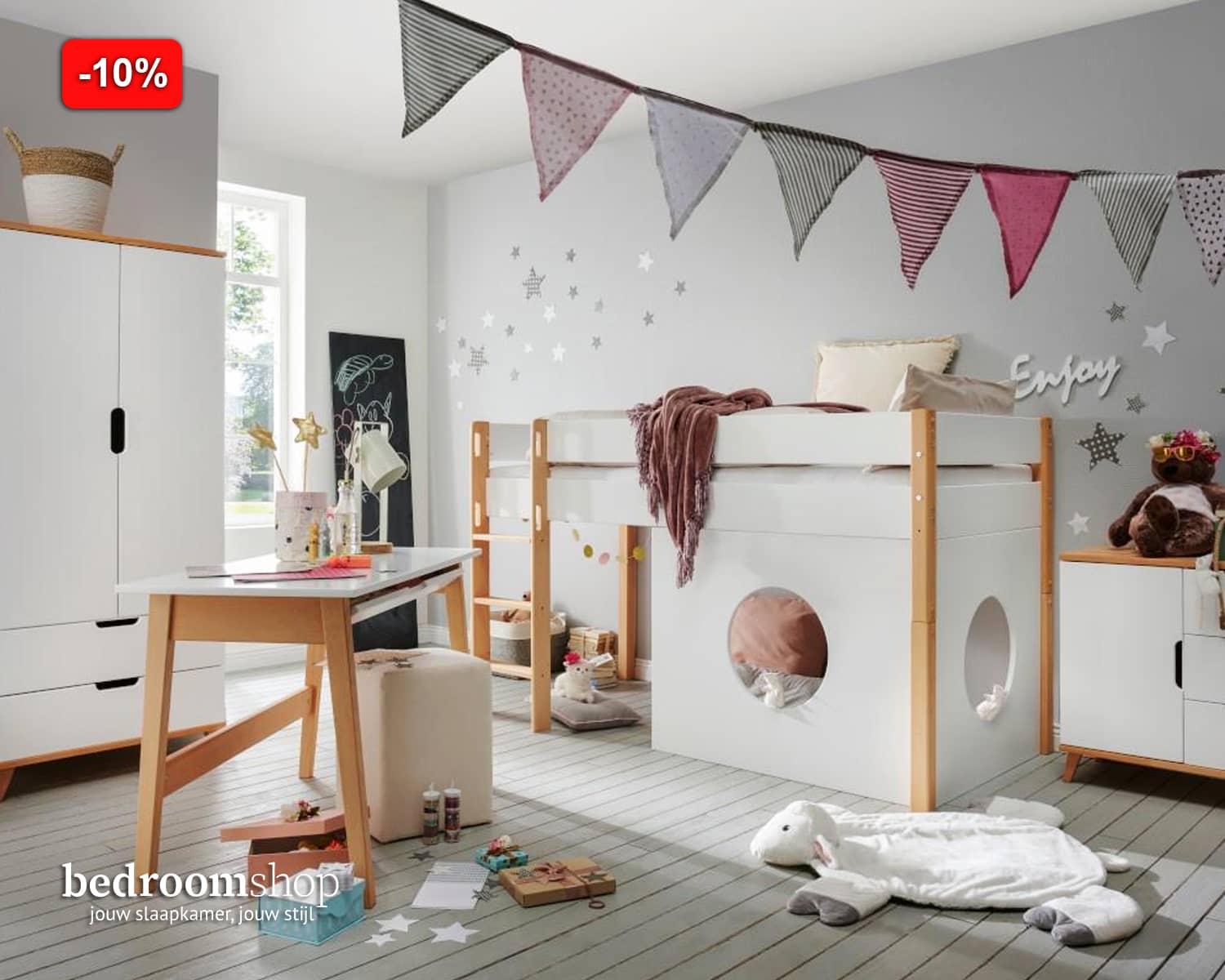 Kinderslaapkamer met halfhoogslaper wit