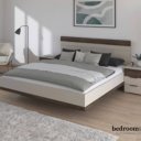 Tweepersoonsbed met nachtkastjes