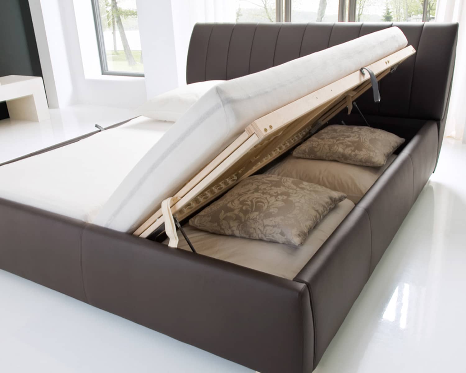 Bruin bed met lattenbodems