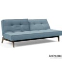 Licht blauwe bedbank met massief houten poot
