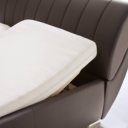 Bruin bed met verstelbare bodems