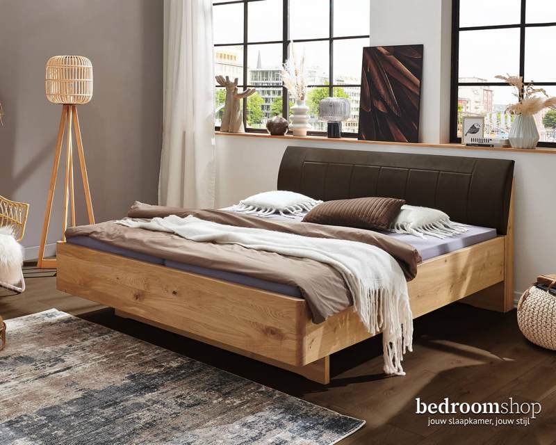Modern bed (massieve delen)