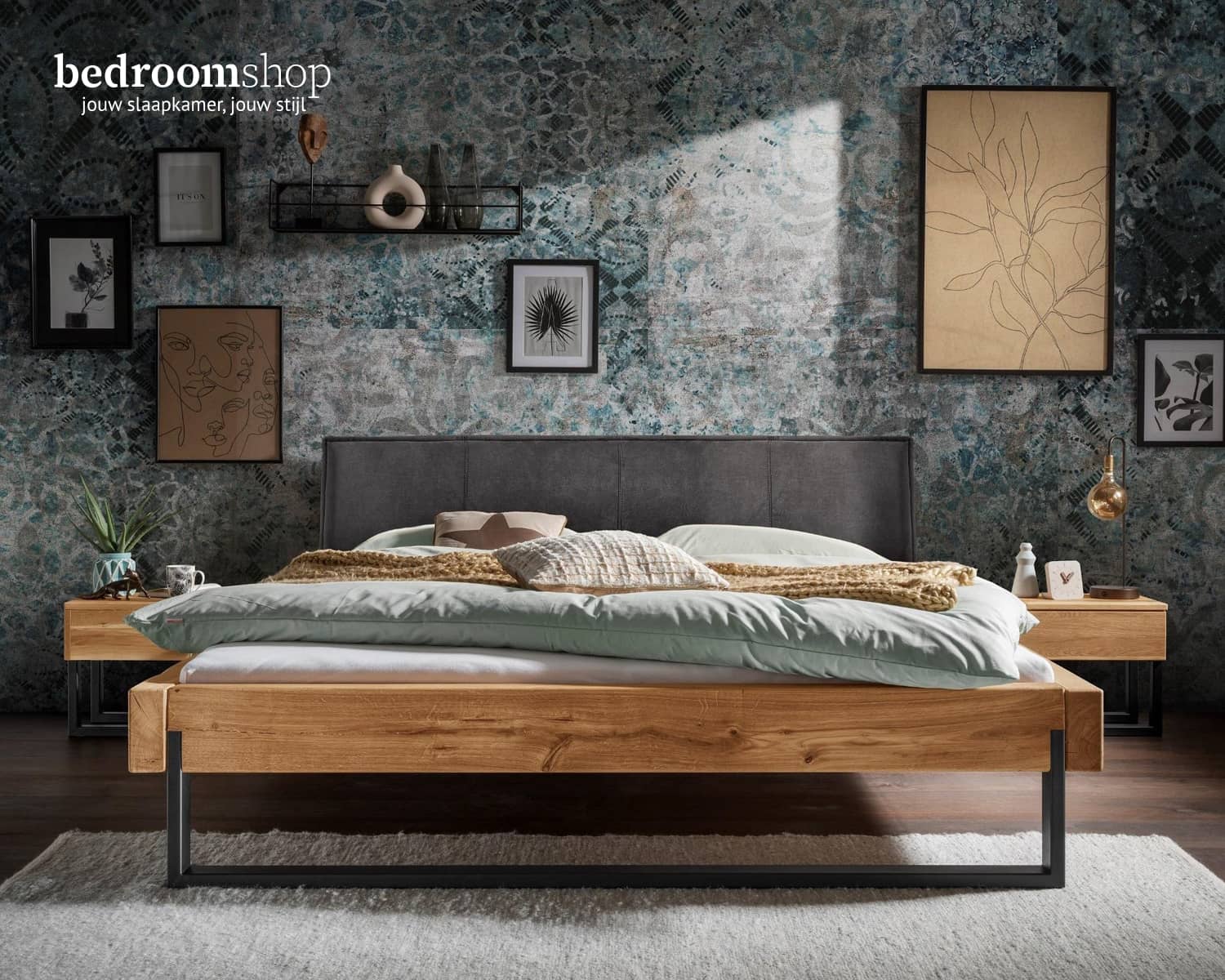 Balkenbed met stoffen hoofdbord Balkenbed met stoffen hoofdbord