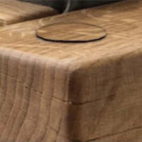 Met houten afdekdoppen