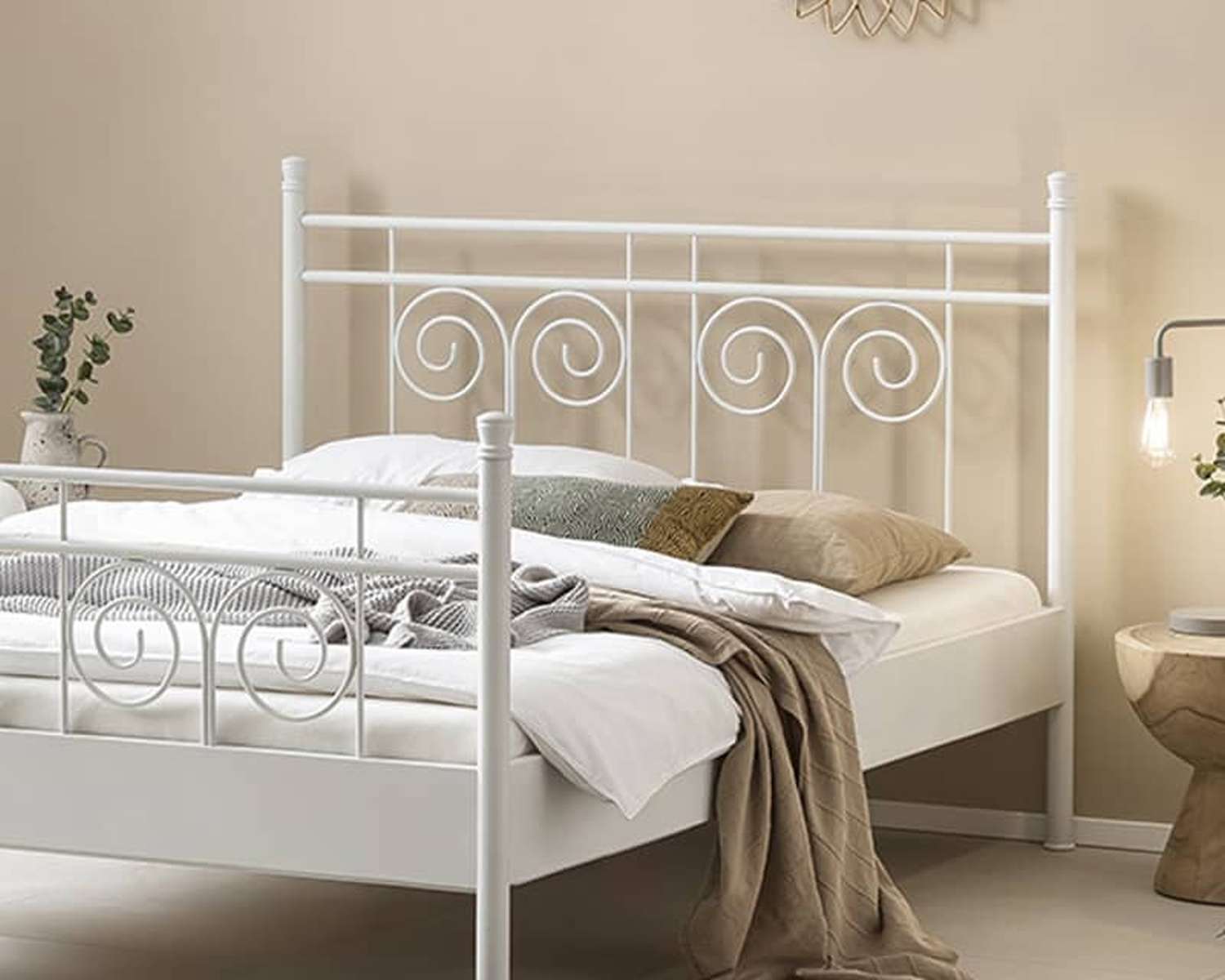 Wit metalen bed Wit metalen bed