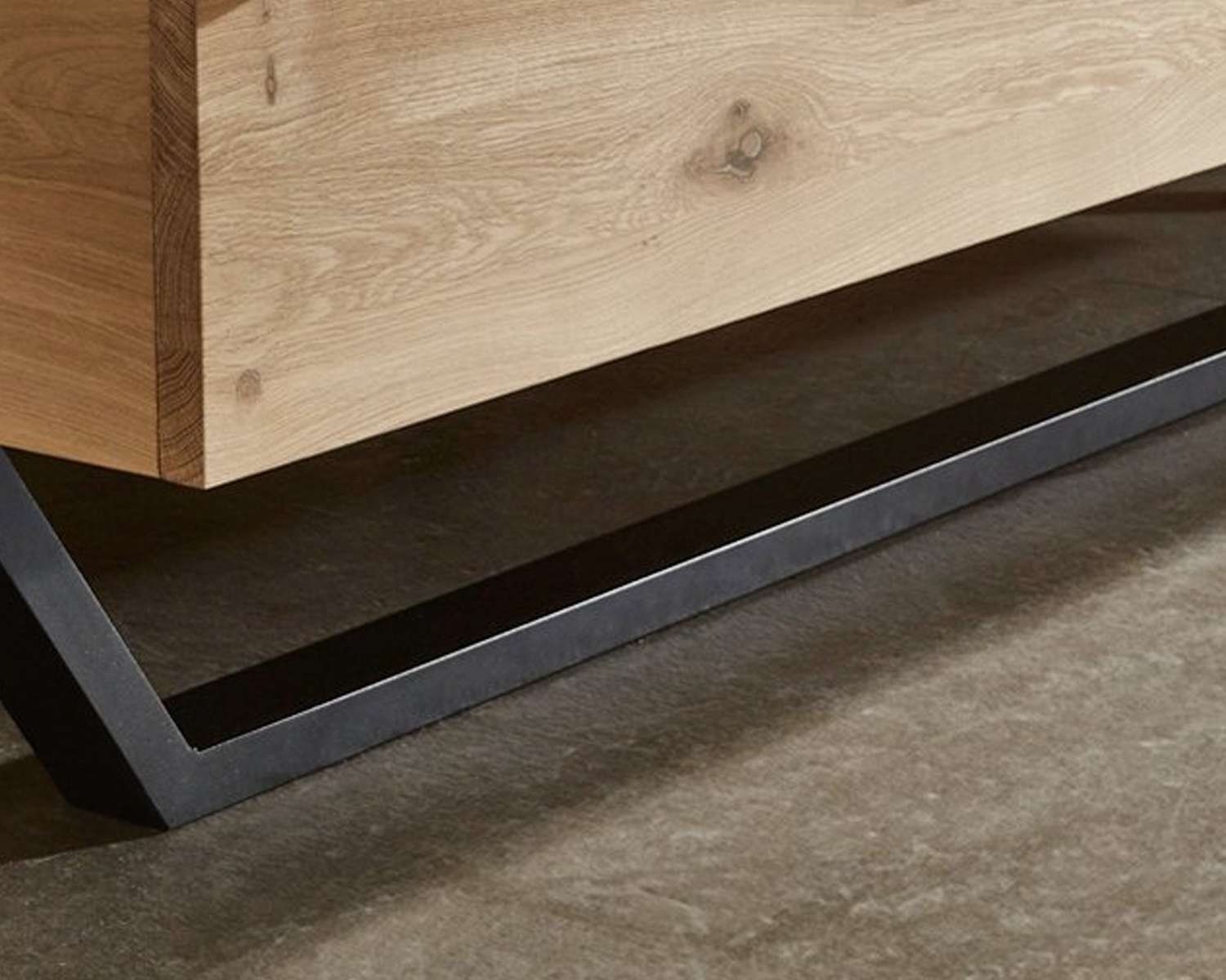 Sula-eiken-houten-bed-metalen-slede-poot Sula-eiken-houten-bed-metalen-slede-poot